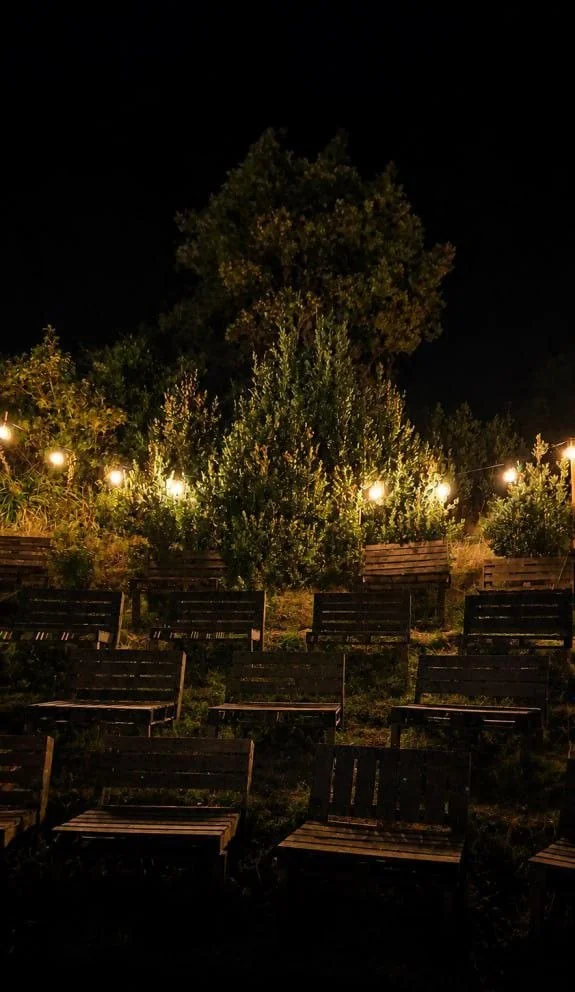 Anfiteatro de Cine Palet iluminado de noche